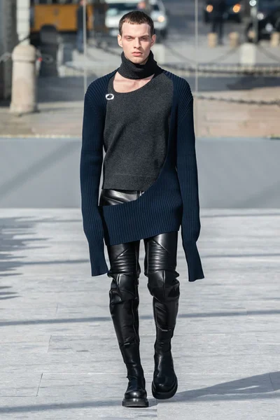 Look 10